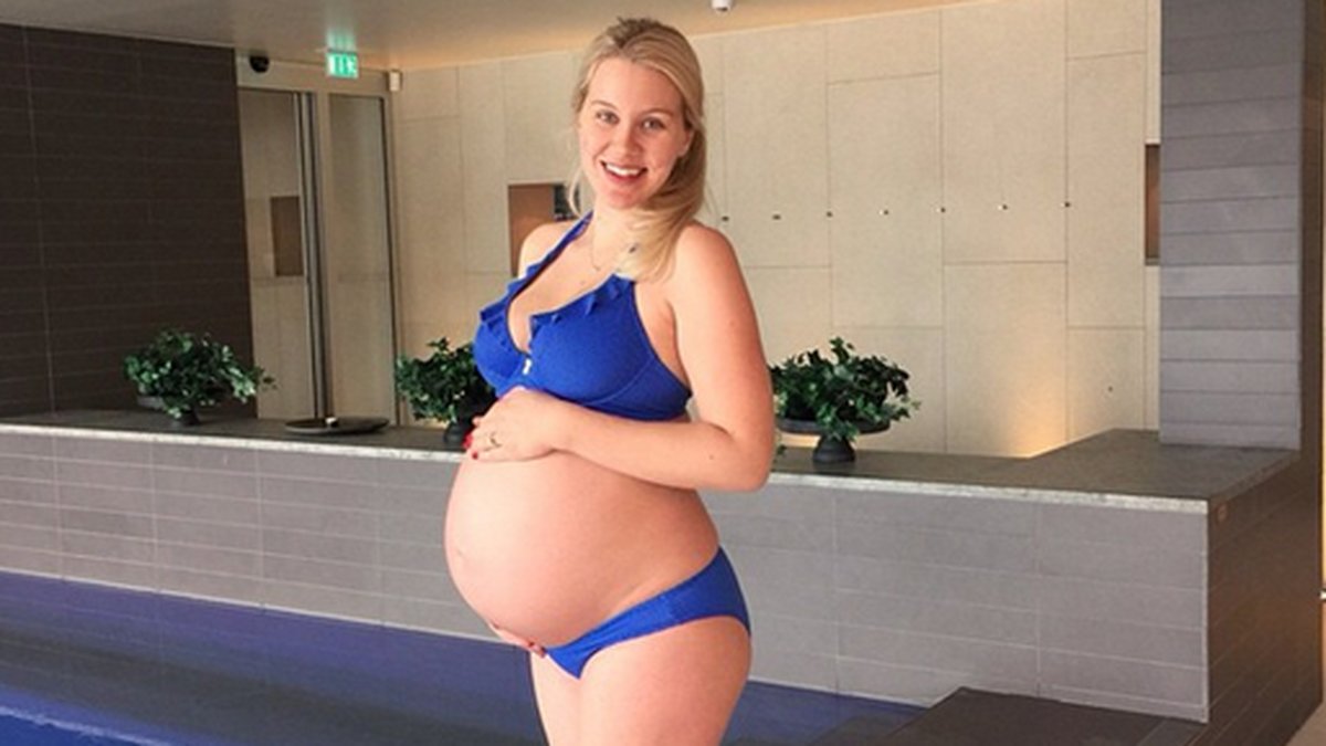 Blondinbella visar sin gravidmage. Bloggerskan är i vecka 38.